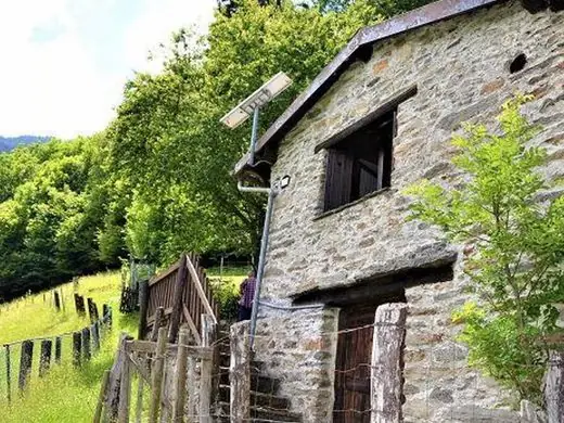 Altes Steinhaus am Hang